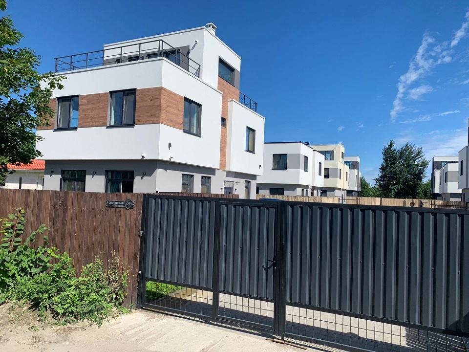 Предлагаю к покупке шикарный дом в модном и функциональном стиле Хай-Тек

Территория огорожена качественным и красивым забором.

Распашные автоматические ворота 

На территории 5 домов огороженные между друг другом забором.

Коммуникации:

- газ (двухконтурный котёл)

- канализация (Локально очист