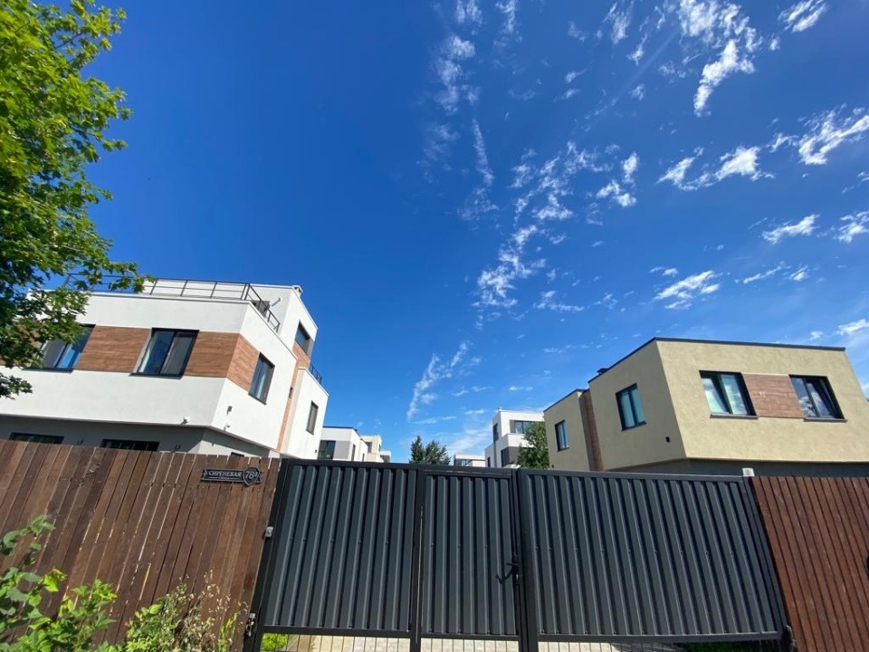 Предлагаю к покупке шикарный дом в модном и функциональном стиле Хай-Тек

Территория огорожена качественным и красивым забором.

Распашные автоматические ворота 

На территории 5 домов огороженные между друг другом забором.

Коммуникации:

- газ (двухконтурный котёл)

- канализация (Локально очист