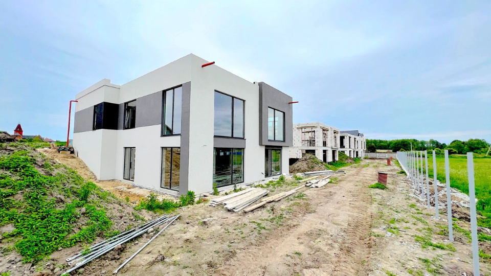 Это одно из самых лучших предложений в Калининградской области по Индивидуальным домам!
Коттеджный посёлок класса Comfort!
Коттедж в стиле Хай-тек вмещает в себе:
- четыре спали
- три санузла
- две гардеробные комнаты
- кухня
-гостинная
- комната отдыха (предложение по проекту)
- тренажёрный зал