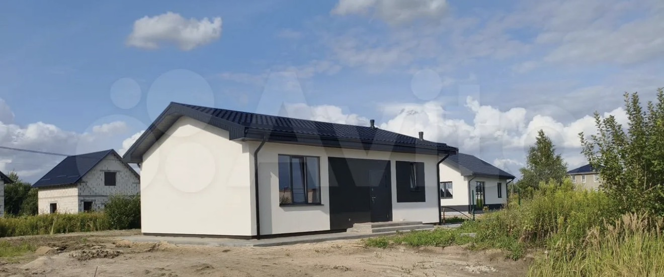 Индивидуальный жилой дом в пос. Авангардное Гурьевского района - Ваш ключ к комфортной жизни!
Представляем Вам уютный индивидуальный жилой дом на ул. Офицерской в пос. Авангардное. Идеальное сочетание доступности и комфорта!
Отличное расположение: Всего в нескольких минутах от Калининграда и Гурьевс