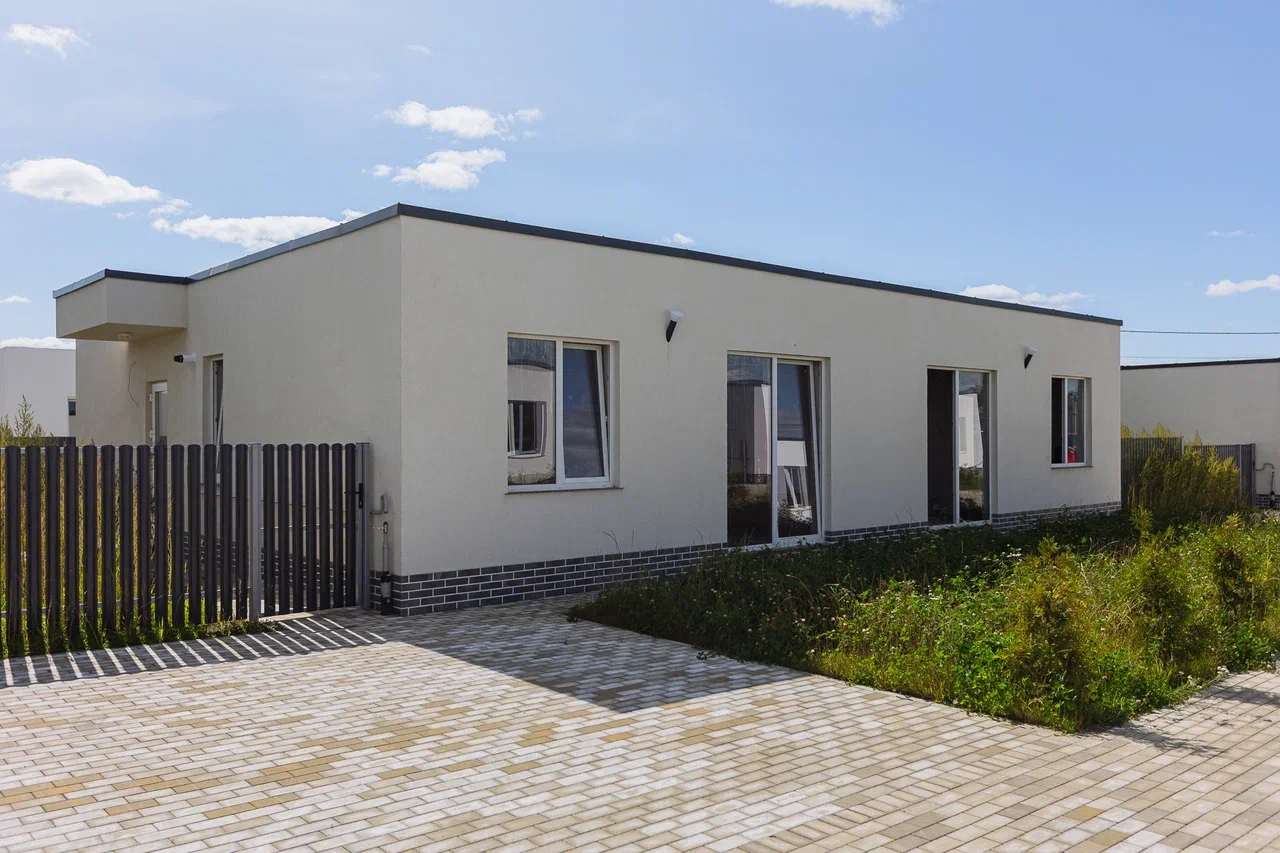 Танхаус Вашей мечты в пос. Авангардное Гурьевского района - Ваш ключ к комфортной жизни!

Отличное расположение: Всего в нескольких минутах от Калининграда и Гурьевска - идеально для тех, кто ценит близость к городской инфраструктуре, но хочет наслаждаться тишиной и спокойствием загородной жизни.
Уд