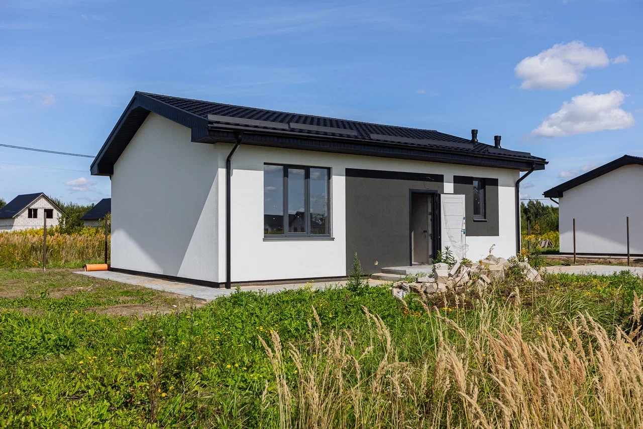 Индивидуальный жилой дом в пос. Авангардное Гурьевского района - Ваш ключ к комфортной жизни!
Представляем Вам уютный индивидуальный жилой дом на ул. Офицерской в пос. Авангардное. Идеальное сочетание доступности и комфорта!
Отличное расположение: Всего в нескольких минутах от Калининграда и Гурьевс