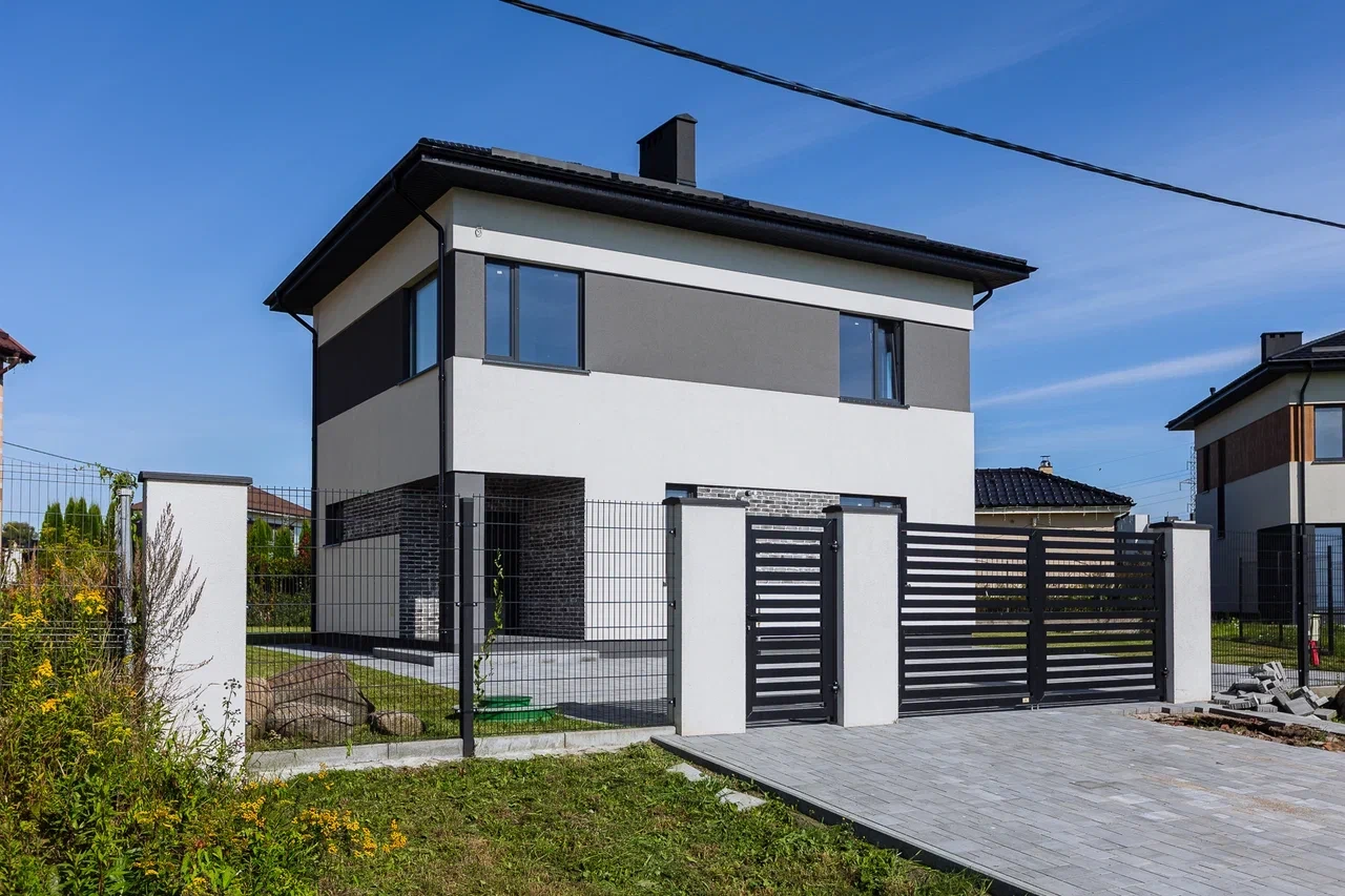 В продаже современный дом вашей мечты в близи г. Калининграда
Просторный и комфортный дом в живописном посёлке Большое Исаково. Посёлок  порадует Вас спокойствием, близостью к природе и отличной инфраструктурой. 
Классная транспортная развязка, школа будущего, детские садики, быстро развивающийся ра